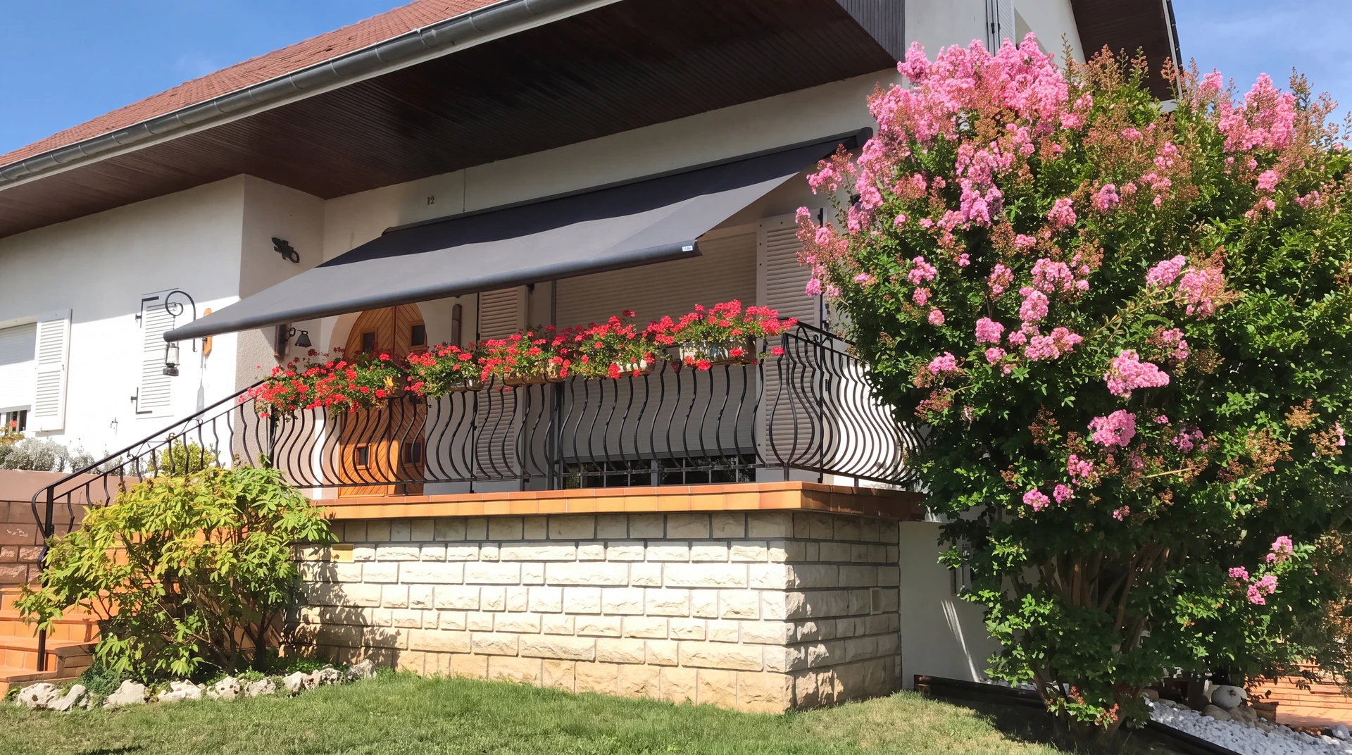 Véranda moderne attenante à maison blanche, jardin résidentiel avec pelouse