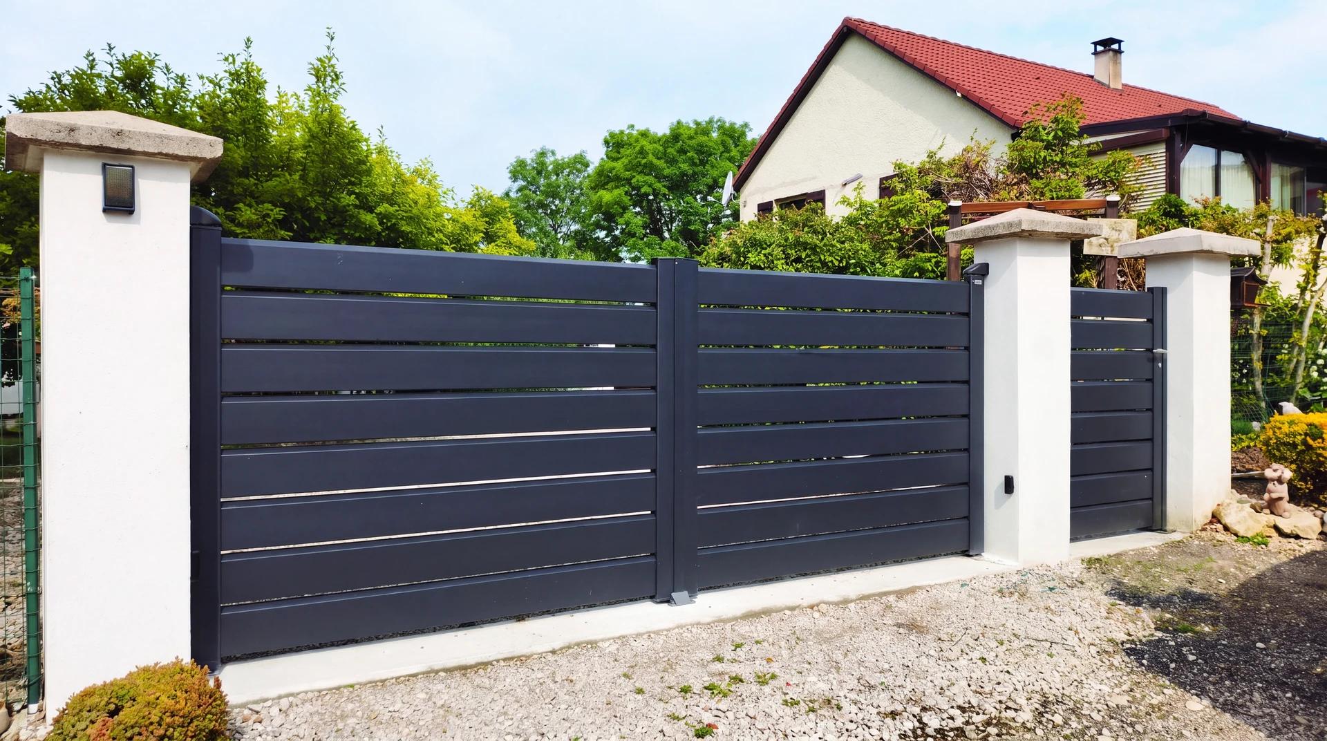 Véranda moderne à structure aluminium anthracite avec toiture plate et vitrages panoramiques